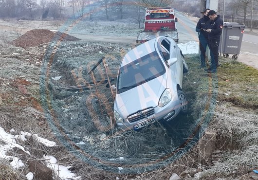 Yoldan çıkıp su kanalına düştü!