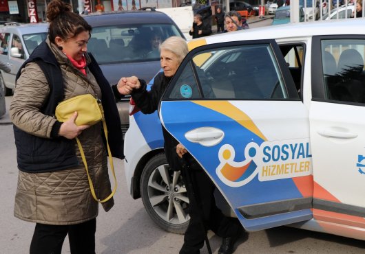 Safiye Teyze “Benimle anneleri gibi ilgileniyorlar”..