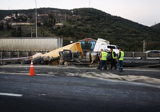 Otoyol'da korkunç kaza; Otomobil viyadükten düştü