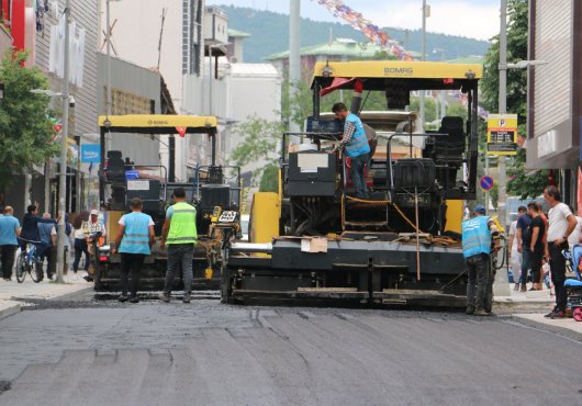 Ağadere Caddesi’ne ikinci tabaka asfalt serildi