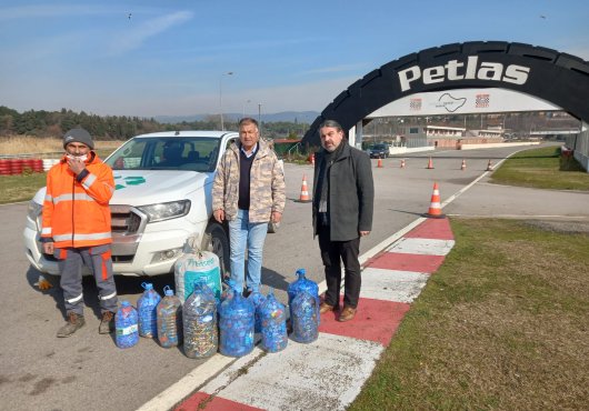 Topladığı kapak ve pilleri ekiplere teslim etti