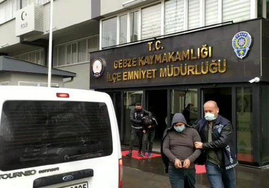 PARK HALİNDEKİ ARAÇLARIN CAMLARINI KIRIP PLAKALARINI ÇALIYORLARDI