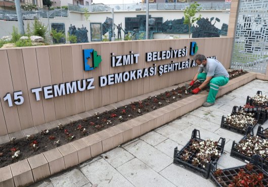 İzmit’in parklarında rengârenk çiçekler açtı...
