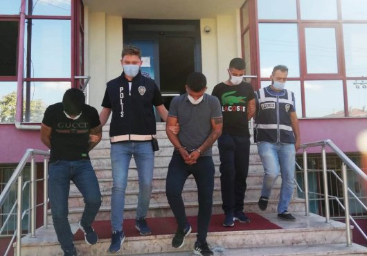YAKALANDIKLARI ARAÇTA 3 TABANCA, 1 TÜFEK VE 1 BIÇAK ÇIKTI