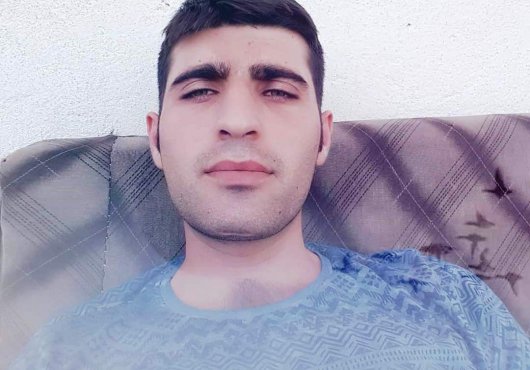PATLAYAN ARAÇTA HAYATINI  KAYBETTİ