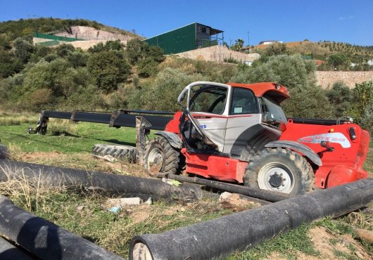 Freni boşalan iş makinası takla attı: Yaralı var