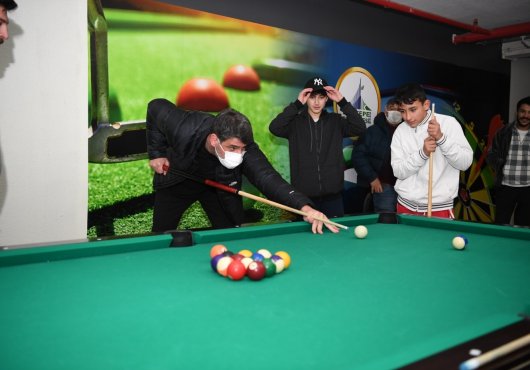 KOCAMAN MASA TENİSİNDE GENÇLERLE TER DÖKTÜ