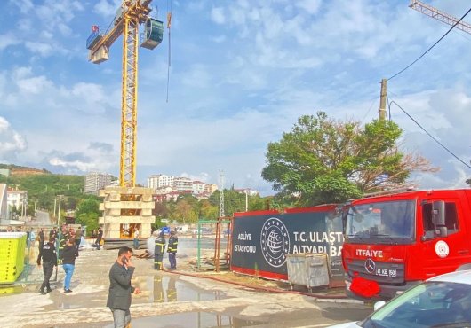Metro inşaatında iki aydır maaşlarını alamayan işçiler kule vince çıkıp eylem yaptı
