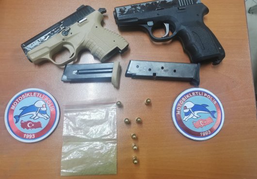 DUR İHTARINA UYMAYAN ARAÇTAN SİLAH VE UYUŞTURUCU ÇIKTI