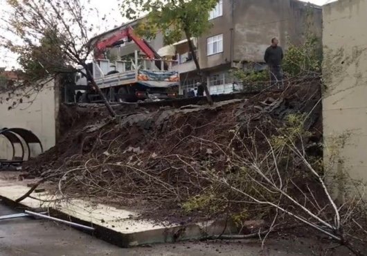 Okulun 7 metrelik istinat duvarı çöktü