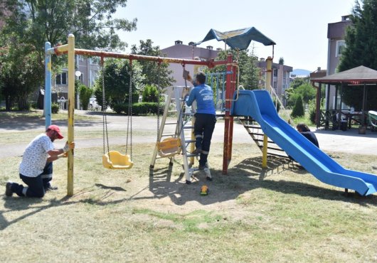 KARTEPE’DE PARKLAR YENİLENİYOR