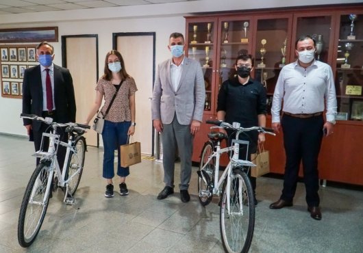 BAŞKAN SEZER, YKS'DE TÜRKİYE DERECESİ YAPAN ÖĞRENCİLERLE BİR ARAYA GELDİ