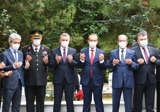 VALİ VE İL PROTOKOLÜ'NDEN  ŞEHİTLİK ZİYARETİ