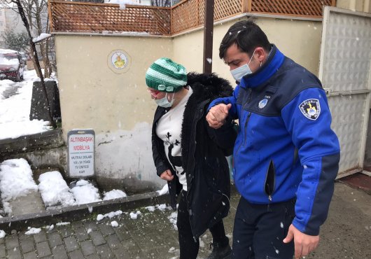  ZORA DÜŞENİN YARDIMINA  ZABITA  KOŞTU