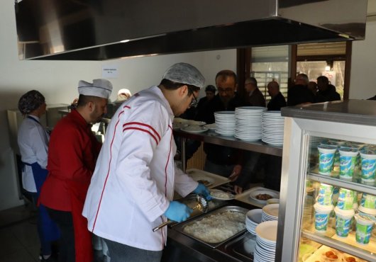 Kent lokantası hizmete başladı: 3 çeşit yemek 40 TL