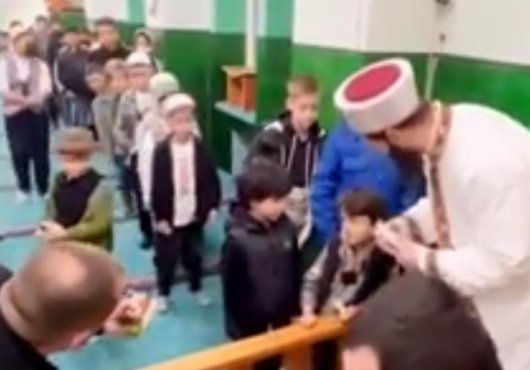 Bayram Namazına gelen çocuklara  tatlı sürpriz