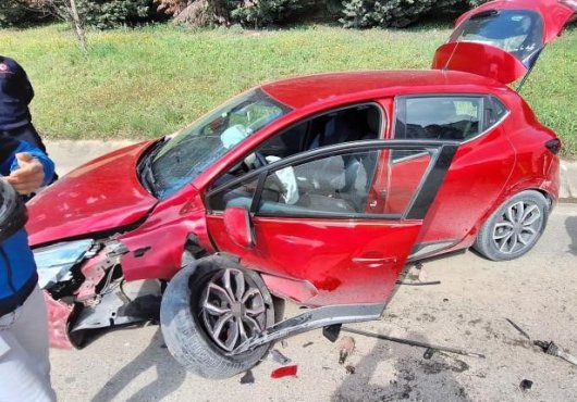 Çarpışan 2 otomobil hurdaya döndü, sürücüler burunları bile kanamadan kurtuldu