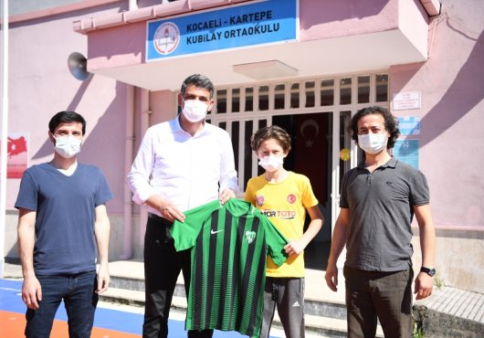 KOCAMAN’DAN TÜRK BAYRAĞI VE KOCAELİSPOR FORMASI   