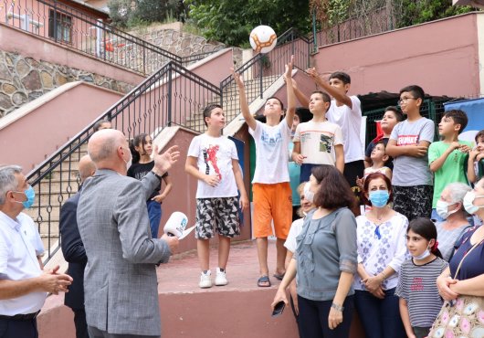 ATIKLARINI GETİREN ÇOCUKLARA ÖDÜL