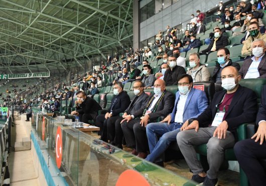 STADLAR SEYİRCİLERİ İLE  GÜZEL