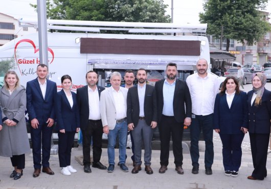 İzmit Belediyesi, Yeşilova’da servis bekleyen emekçilere ikramlarda bulundu
