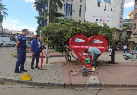 İzmit Belediyesi, geri dönüşüme  katkı sunan pet kafeslerin sayısını arttırıyor