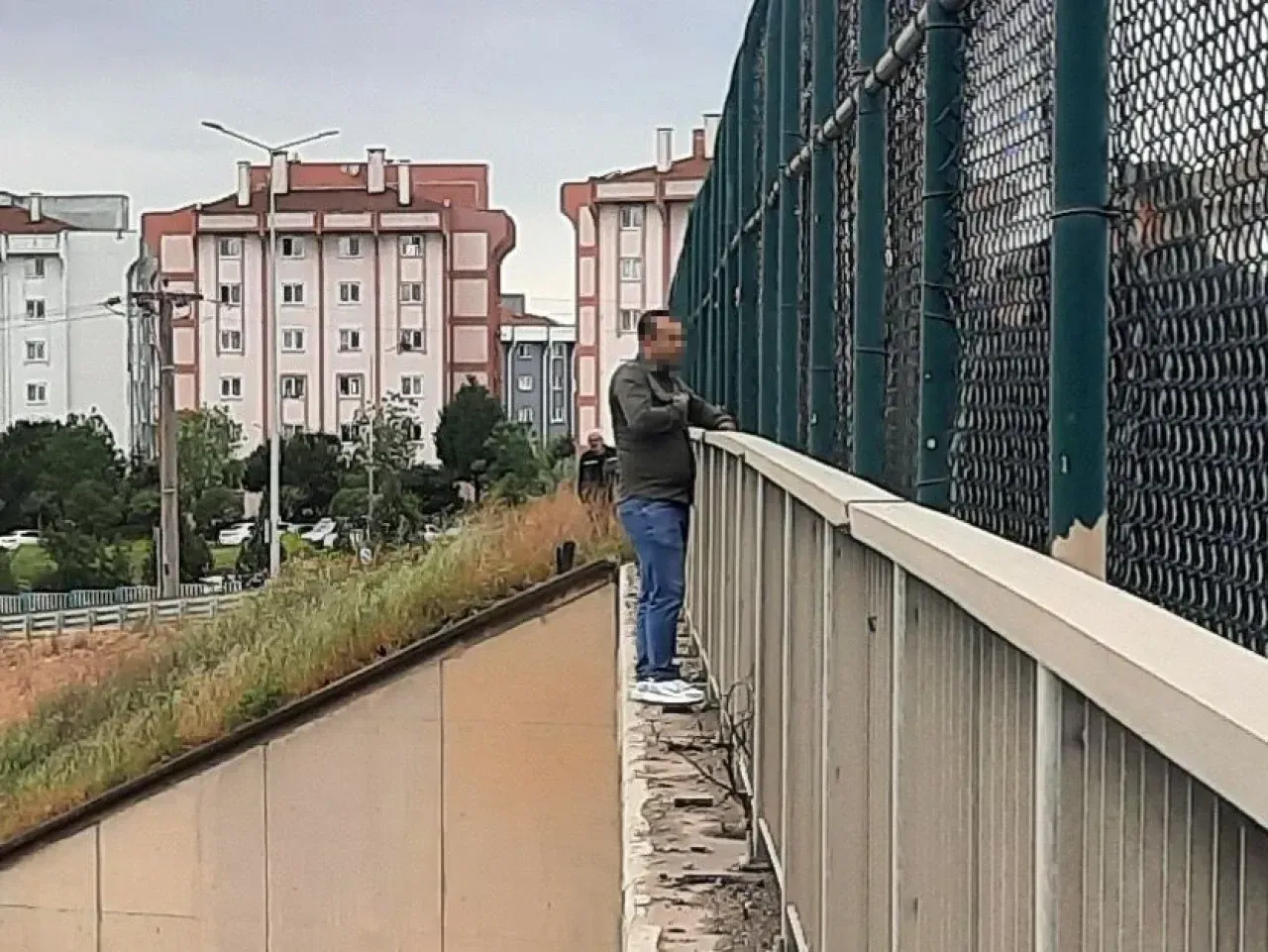 TEM Otoyolu köprüsünde intihar girişimi!