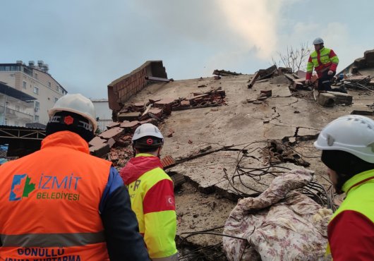 İZBAK ve İ.S.A.R afetzedelere yardım için deprem bölgesinde
