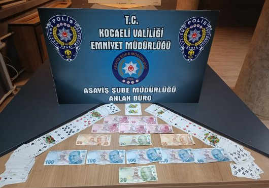 Kumar oynarken polise yakalandılar