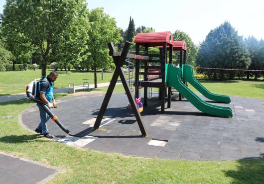 Çocuklar gönüllerince eğlensinler diye parklar onarılıyor