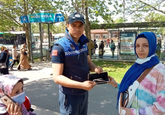 İzmit Zabıtası kayıp çantayı sahibine ulaştırdı