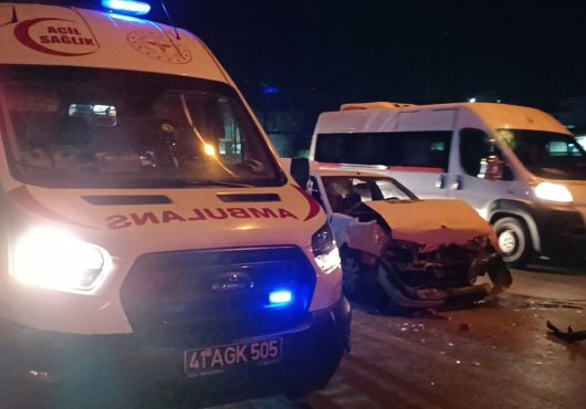 Kocaeli'de otomobil, kırmızı ışıkta duran araca çarptı: Yaralı var