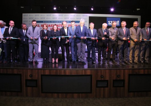    12. Kocaeli Kitap Fuarı muhteşem bir şiir gecesiyle kapılarını açtı