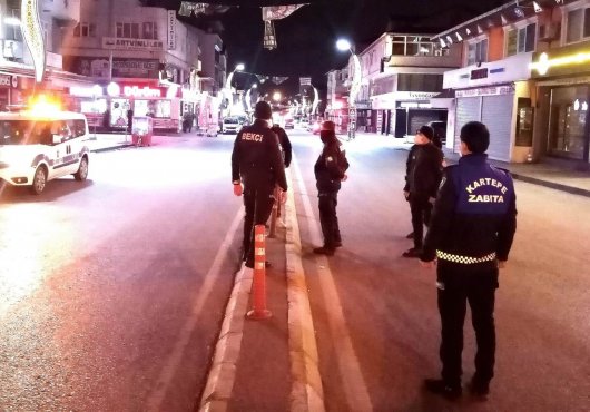 KARTEPE YASAKLARA UYDU, CADDELER BOŞ KALDI