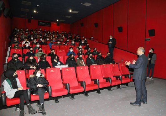 BAŞKAN SÖĞÜT, ÖĞRENCİLERLE BİRLİKTE 'KESİŞME'Yİ İZLEDİ