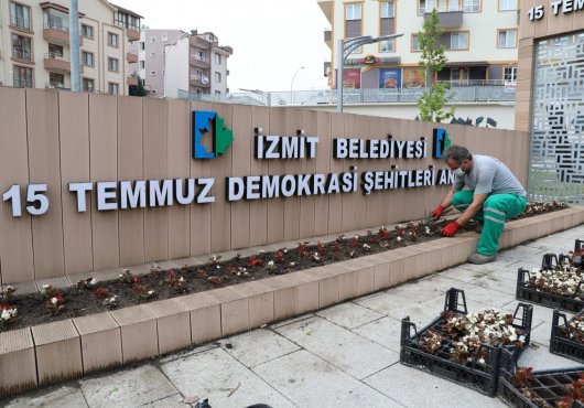İZMİT RENKLENDİ