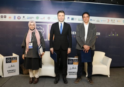 ‘’Edebiyatçı olarak pandemi kelimesini kullanmamaya çalışıyorum’’