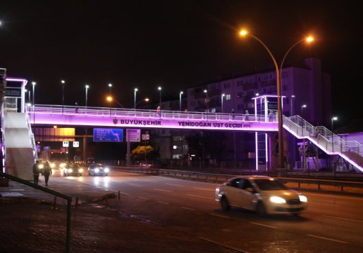 Köprüler pembeye büründü!   