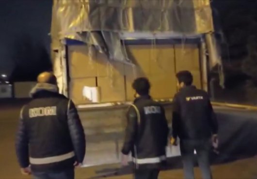 DURDURULAN KAMYONDAN MİLYONLARCA MAKARON ÇIKTI