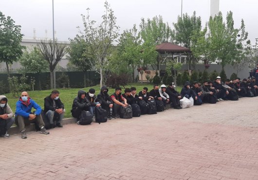 Durdurulan araçtan 27 düzensiz göçmen çıktı!