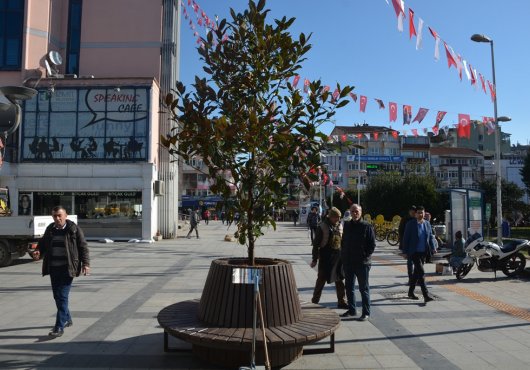 İzmit Belediye Meydanının çehresi değişti