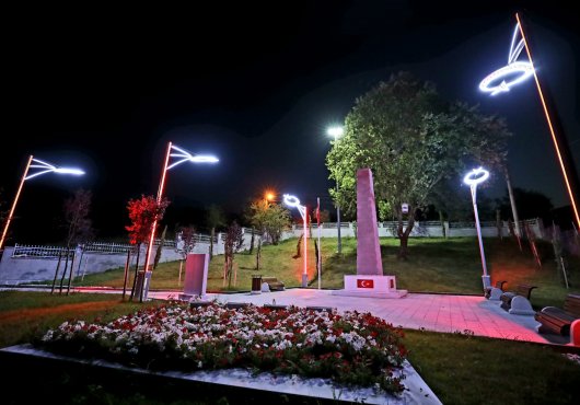 ŞEHİTLİK VE ANITA AY YILDIZLI  AYDINLATMALAR ÇOK YAKIŞTI