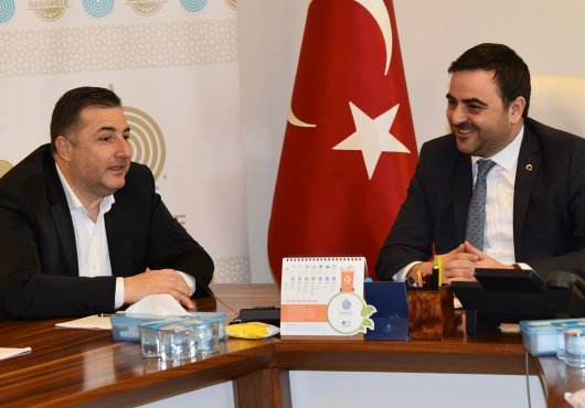 BAŞKAN ÖZLÜ MESAİ ARKDAŞLARININ YÜZÜNÜ YİNE GÜLDÜRDÜ