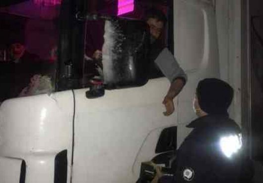 KOCAELİ EMNİYETİ YOLDA KALANIN YANINDA OLDU