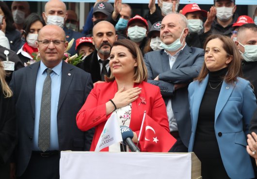 İZMİT BELEDİYESİNDE İŞÇİYE 1 MAYIS İKRAMİYESİ