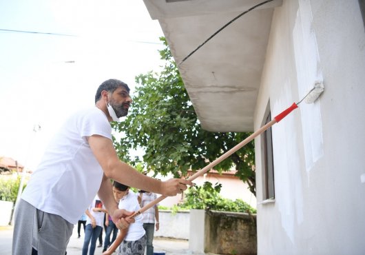 BELEDİYE BAŞKANI MÜDÜRLERLE SOKAK BOYADI 
