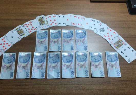 EVİ KUMARHANEYE ÇEVİRMİŞLERDİ