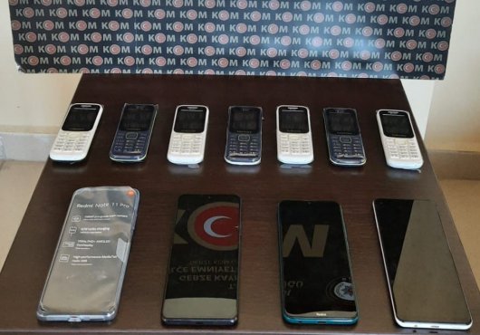 Gümrük kaçağı 11 cep telefonu ele geçirildi