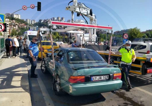OTOMOBİL İLE TAKSİ ÇARPIŞTI 1 YARALI