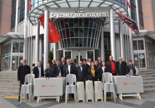 Hürriyet'ten mahallelere masa sandalye desteği..